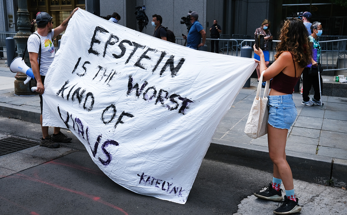 Акция протеста против Джеффри Эпштейна у здания суда Манхэттена