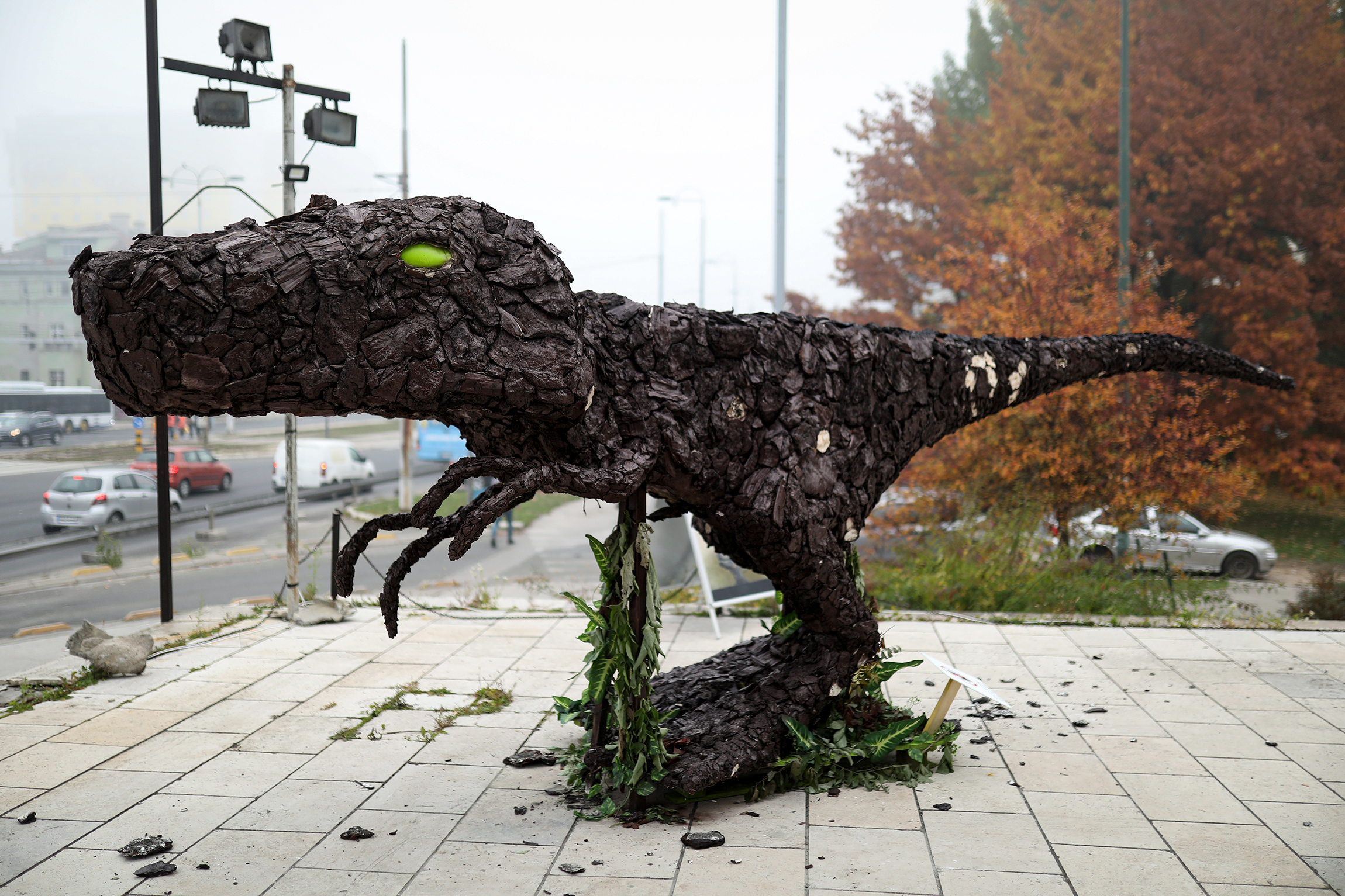 29 октября, Сараево (Босния и Герцеговина). Художники установили фигуру тираннозавра, покрытую углем, для привлечения внимания к кампании ООН &laquo;Не выбирайте вымирание&raquo;, посвященной проблеме изменения климата