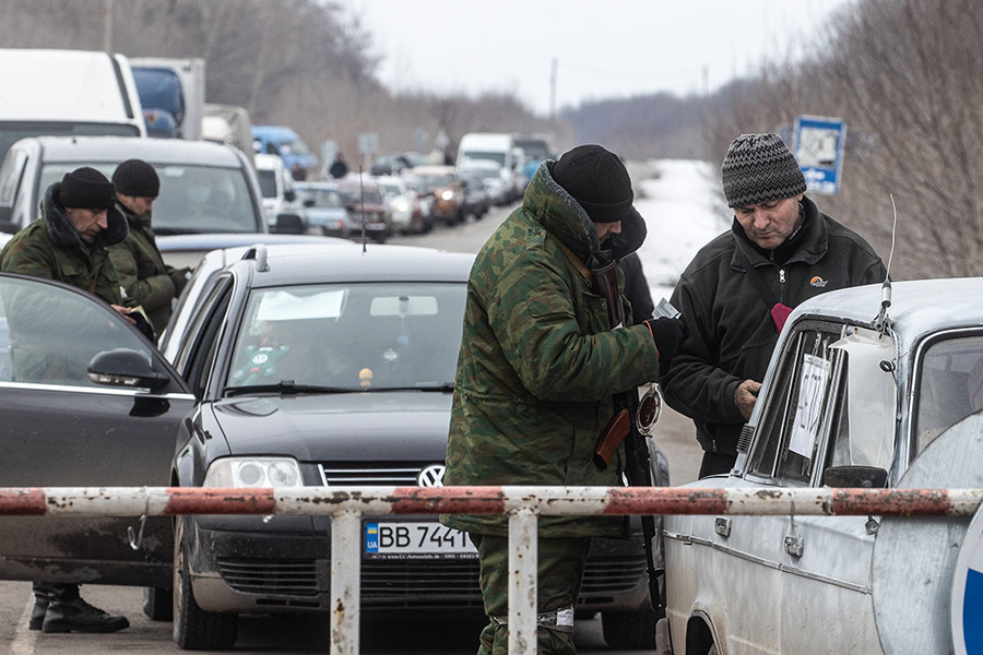 На фото: военные и автомобили с беженцами из Северодонецка на одном из блокпостов в Сватовском районе ЛНР, 14 марта