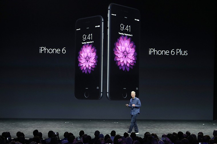 Генеральный директор Apple Тим Кук представляет новые смартфоны Apple.