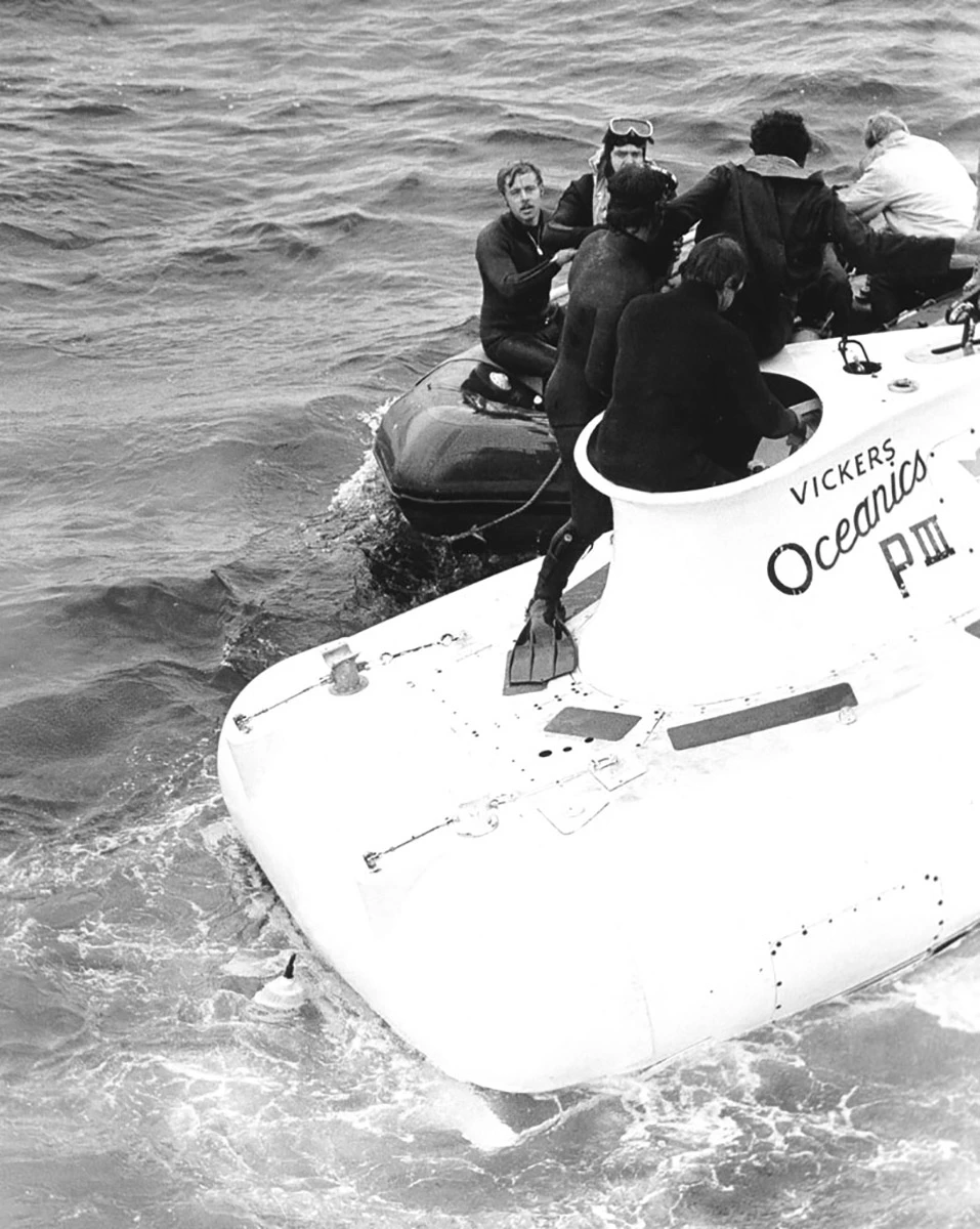 Первые секунды после спасения двух британских подводников. Воздуха оставалось у них не более чем на 12 минут