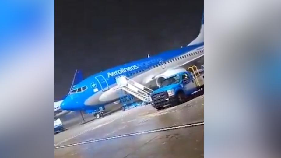 Ветер в Аргентине развернул стоящий самолет. Видео