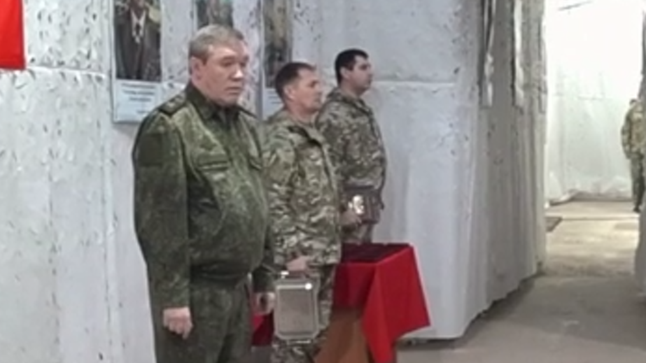 Герасимов приехал в зону спецоперации и вручил медали за взятие Авдеевки