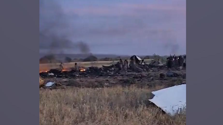 Место падения сбитого в Судане самолета. Видео