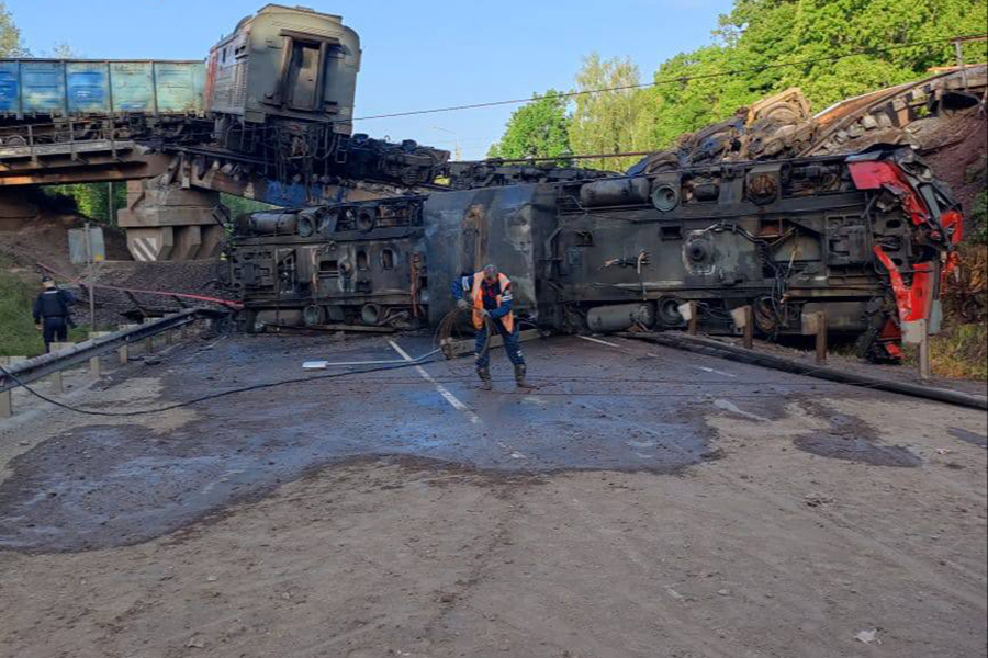 Ход восстановительных работ после крушения грузового поезда в Курской области.
После падения на дорогу тепловоз загорелся, пожар вскоре локализовали. В аварии пострадали машинист поезда и двое его помощников.