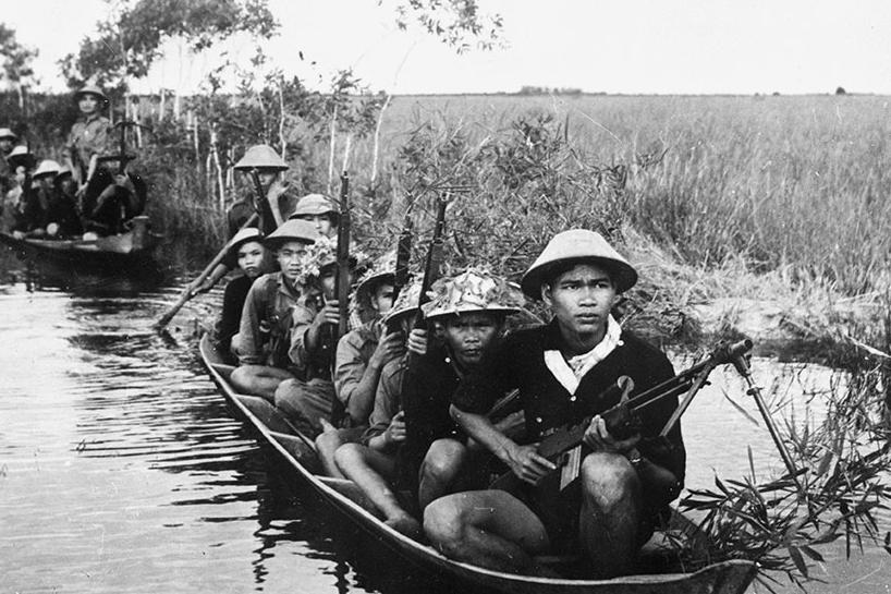 Партизаны Вьетконга патрулируют водную зону во время войны во Вьетнаме,&nbsp;1966 год