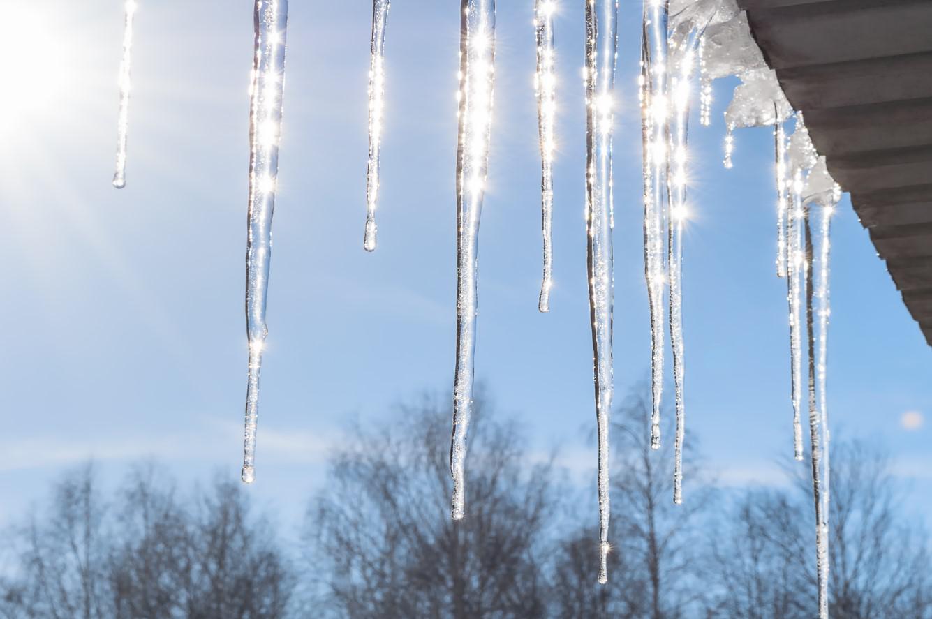 Почему на крыше образуются сосульки и кто должен их сбивать
