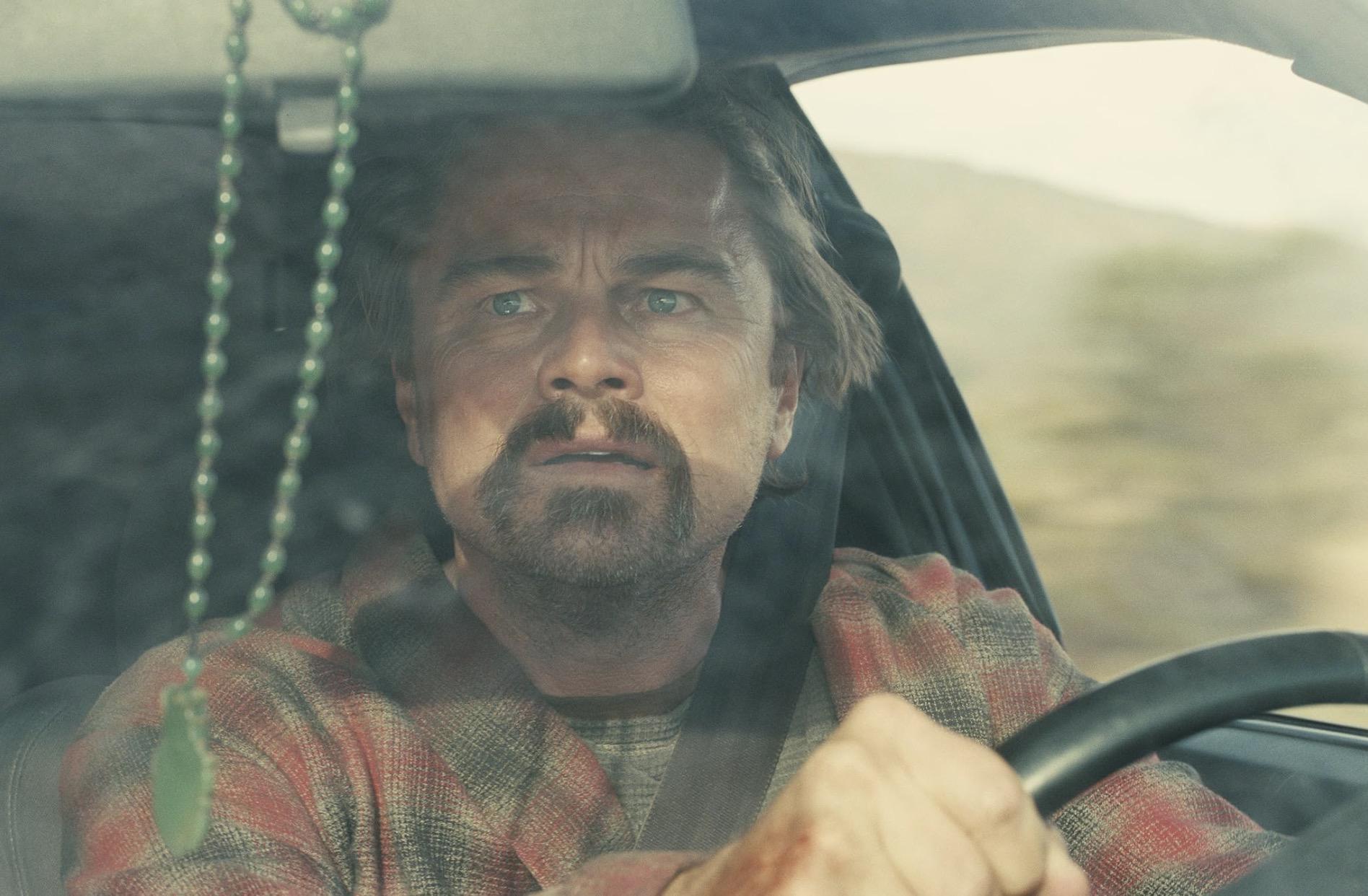 «Битва за битвой».Многосложная история от Пола Томаса Андерсона по мотивам романа Томаса Пинчона «Вайнленд» может показаться неприступной крепостью, когда начинаешь вчитываться в синопсис. Но в ядре сюжета теплятся все те же неубиваемые надежды на племя младое незнакомое, которое может продолжить дело жизни племени уходящего. Пусть давным-давно проваленное, покореженное устаревшими правилами. Молодежь все перепридумает, улучшит, заставит перейти всех на четырехдневную рабочую неделю, приучит к инклюзивности, изживет стигму инаковости и так далее.«Перед нами тот редкий случай, когда массовая истерика абсолютно оправдана. Это действительно самый важный фильм момента, по крайней мере, если брать за главное мерило пресловутую актуальность. Картина со снайперской точностью фиксирует идеологический раздрай в Америке, и если вам кажется, что жителям других стран эти проблемы должны быть до лампочки, то спешим вас разочаровать: мы все живем в Америке. Особенно в той, что показана у Пола Томаса Андерсона. Парадокс в том, что это еще и самый развлекательный, искрящийся, местами откровенно дурашливый фильм момента». Из рецензии Марии Ремиги