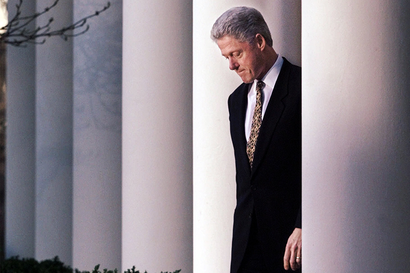 В 1998&ndash;1999 годах была предпринята попытка импичмента 42-го президента США Билла Клинтона. Его обвиняли в сексуальных связях с 25-летней Моникой Левински, попавшей на работу в Белый дом в качестве практикантки. Республиканская партия, имевшая на тот момент большинство в обеих палатах конгресса, инициировала голосование по вопросу отставки президента.

Клинтону были выдвинуты обвинения в лжесвидетельстве, препятствовании правосудию (на первом судебном заседании Клинтон отрицал связь с Левински) и злоупотреблении должностным положением. Палата представителей одобрила первые два обвинения и направила их в сенат. В итоге Клинтон сохранил свой пост благодаря тому, что за отставку президента проголосовали менее двух третей сенаторов