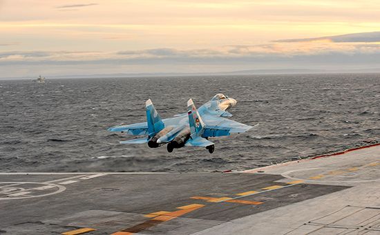Корабельный истребитель Су-33 взлетает с&nbsp;борта авианосца &laquo;Адмирал Кузнецов&raquo;. 2010 год


