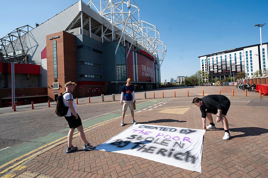 Болельщики &laquo;Манчестер Юнайтед&raquo; протестуют перед домашним стадионом &laquo;Олд Траффорд&raquo;