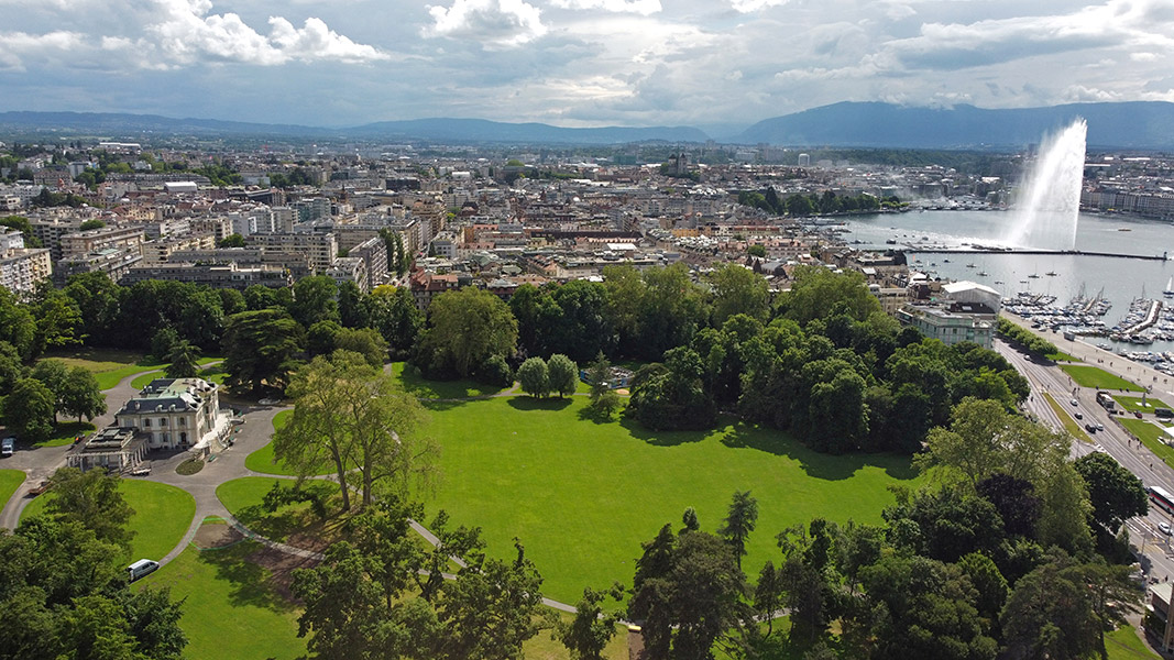 Вилла La Grange находится в одноименном парке&nbsp;&mdash; это самый большой парк в Женеве, он также считается историческим памятником