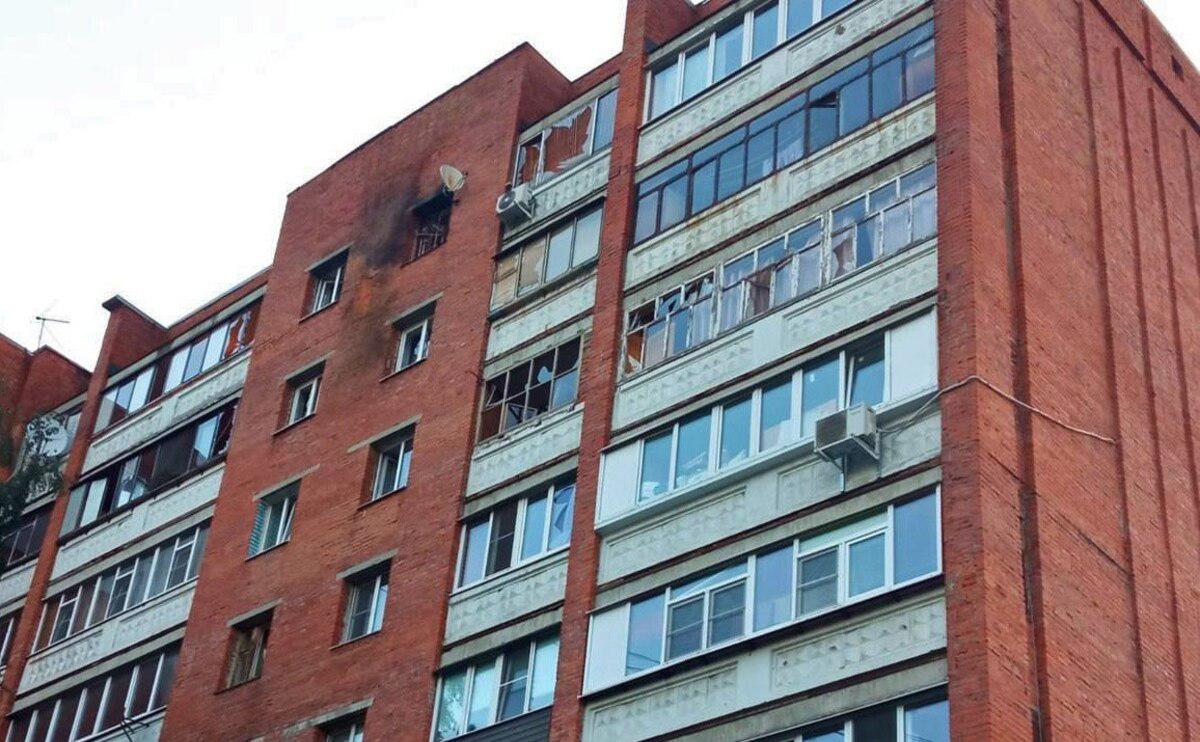 Беспилотник врезался в жилой дом в Курске