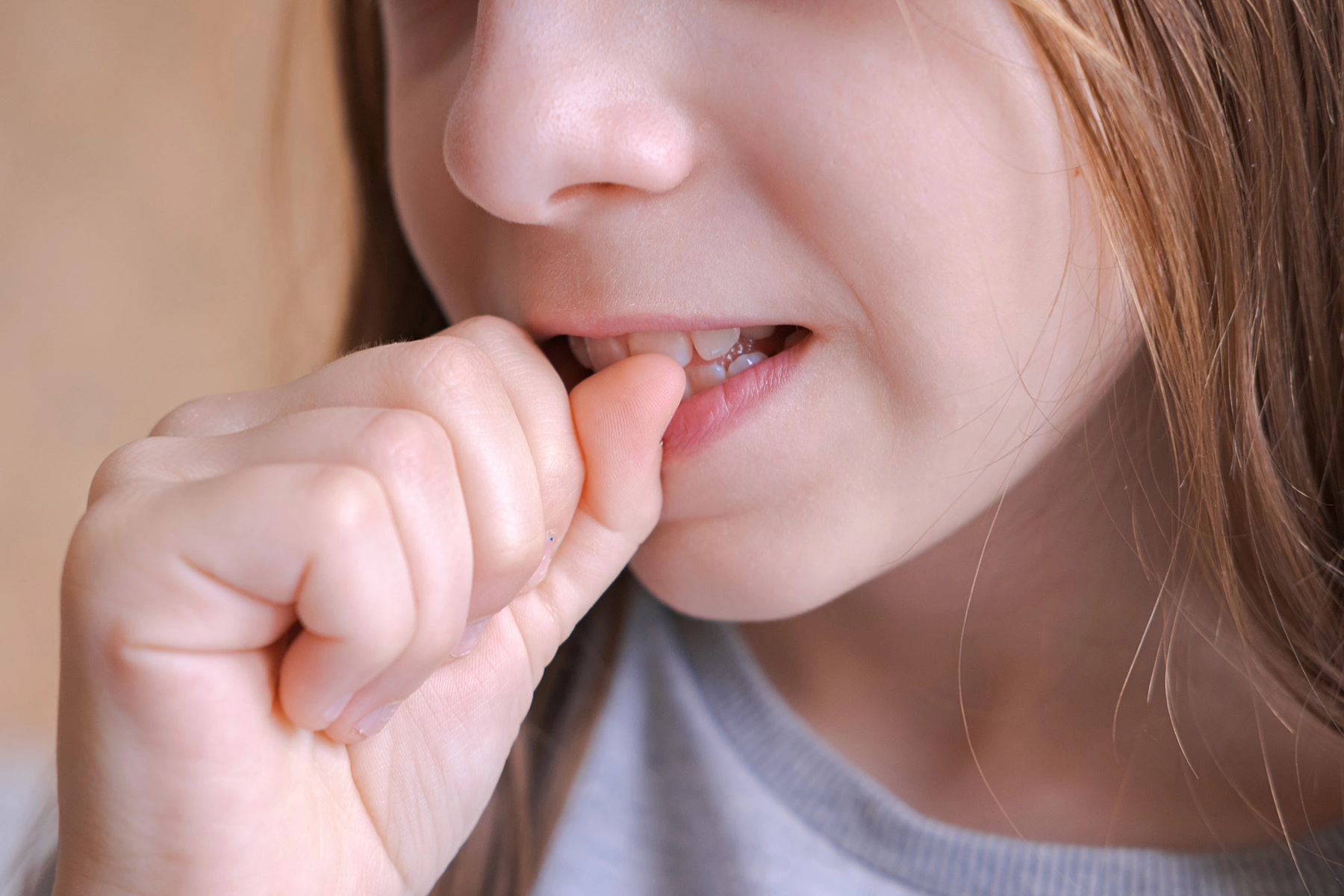 Почему вы кусаете губы и как избавиться от этой опасной привычки - витамин-п-байкальский.рф