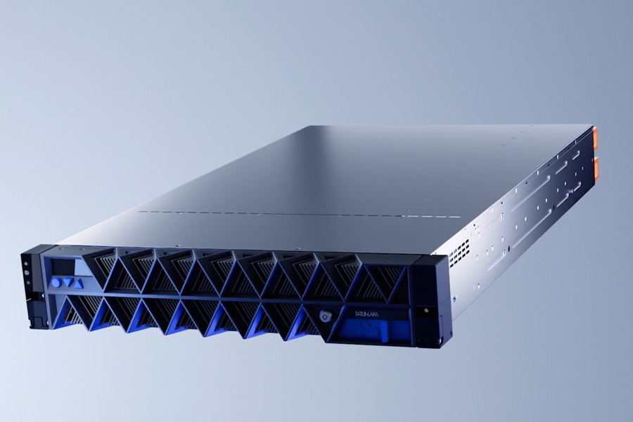 Yadro также показала новую систему хранения данных TATLIN.AFA. Это система старшего уровня для решения ресурсоемких задач&nbsp;&mdash; от поддержки критически важных и высоконагруженных приложений и баз данных&nbsp;до обслуживания нагрузок машинного обучения и искусственного интеллекта. Продукт&nbsp;полностью разработан и произведен в России и ориентирован на крупные организации.