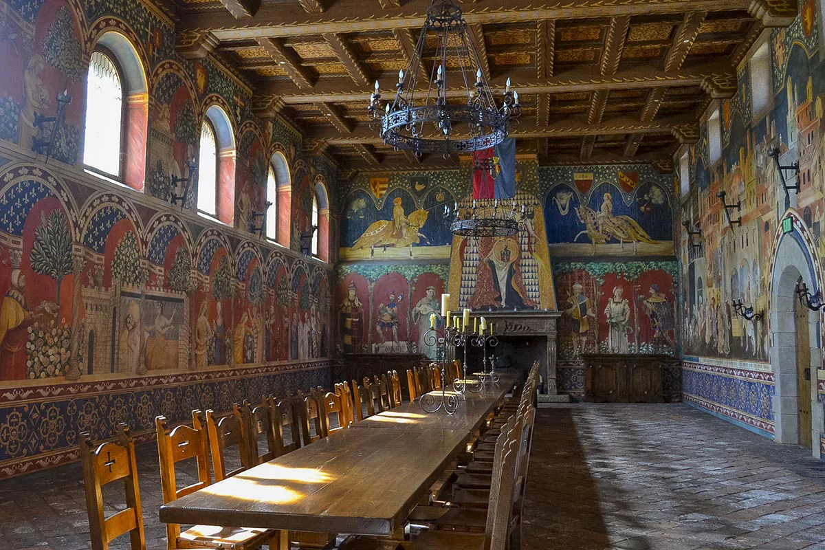 Например, там есть королевские апартаменты, где можно провести винную дегустацию за массивным дубовым столом