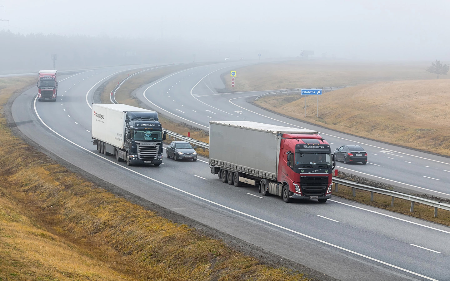 Система отслеживает маршрут и текущее положение автомобиля в режиме реального времени. Это особенно важно для компаний с автопарками, владельцев грузового транспорта и т.&nbsp;д.