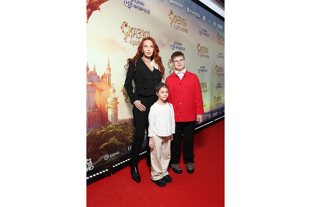 Эвелина Блёданс с детьми