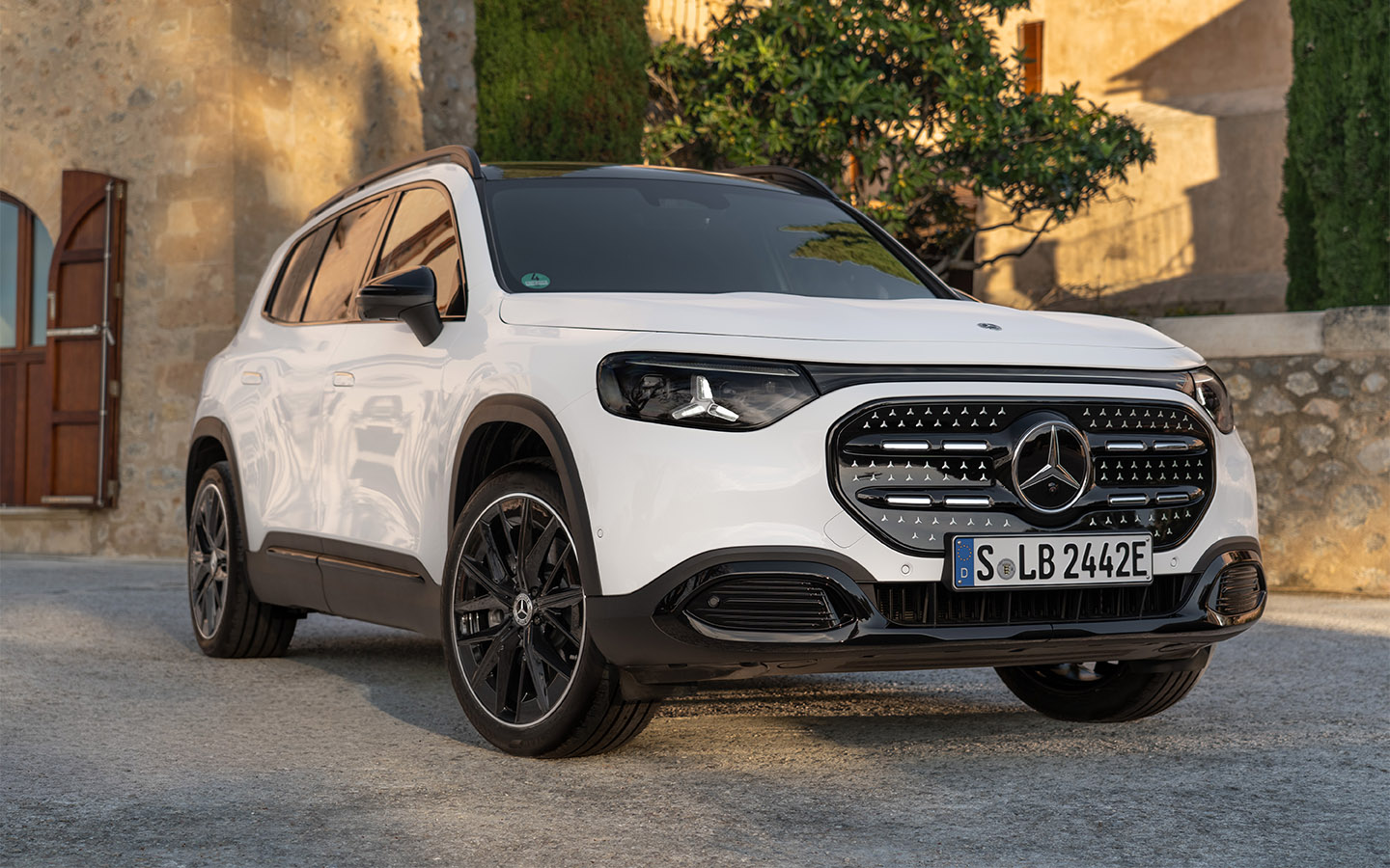 Mercedes не стала придумывать что-то новое, и дизайн радиатора здесь повторяет элемент автомобилей&nbsp;с двигателем внутреннего сгорания