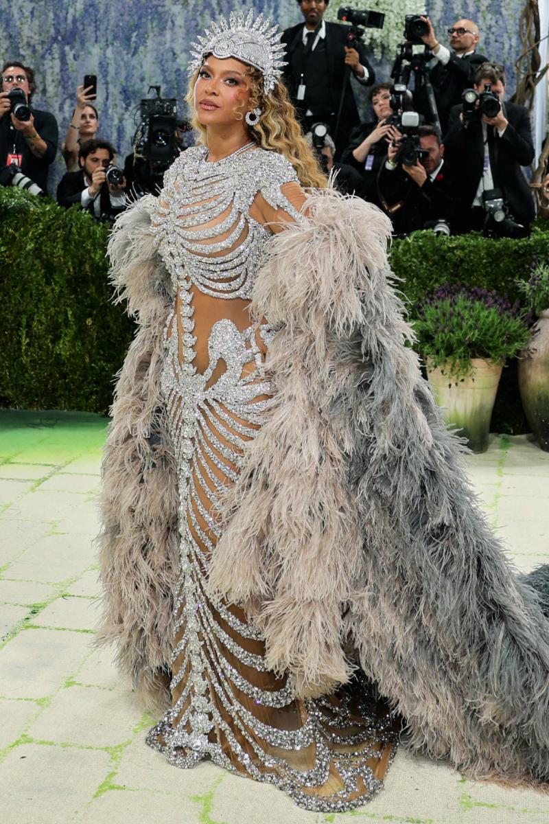 Бейонсе в платье Оливье Рустена, экс-дизайнера Balmain