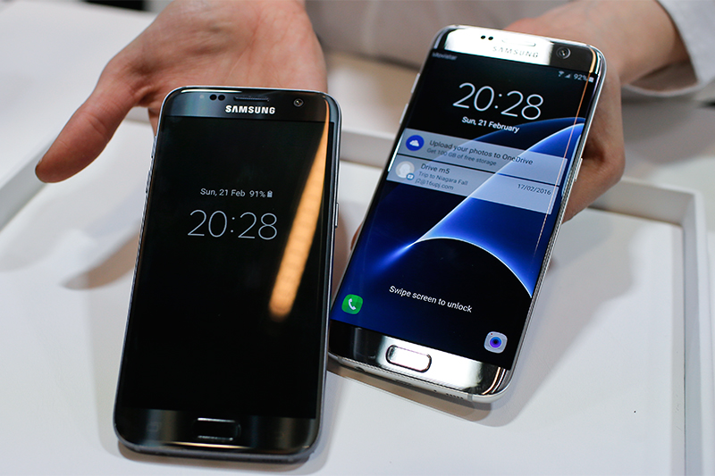 Смартфоны Samsung Galaxy S7 и&nbsp;S7 Edge

Цена: 49&nbsp;990 и&nbsp;59&nbsp;990&nbsp;руб.

Начало продаж: 18 марта 2016 года

Южнокорейская Samsung представила две новые модели своих флагманских смартфонов&nbsp;&mdash;&nbsp;Galaxy S7 и&nbsp;версию с&nbsp;изогнутым с&nbsp;обеих сторон экраном Galaxy S7 Edge. По дизайну они напоминают предыдущие модели линейки, но&nbsp;размеры дисплея у S7 и&nbsp;S7 Edge увеличились до&nbsp;5,1 и&nbsp;5,5 дюйма соответственно.

Смартфоны защищены водонепроницаемым корпусом, а&nbsp;также оснащены технологией беспроводной зарядки. Компания добавила дополнительный слот, в&nbsp;который&nbsp;можно вставить вторую сим-карту или&nbsp;карту microSD емкостью до&nbsp;200&nbsp;Гб.

Смартфоны совместимы с&nbsp;очками виртуальной реальности Gear&nbsp;VR, разработанными Samsung совместно с&nbsp;принадлежащей Facebook компанией Oculus Rift.

Презентация Samsung в&nbsp;Барселоне стала одной из&nbsp;самых &laquo;громких&raquo;, а&nbsp;основной ее темой оказались именно&nbsp;технологии виртуальной реальности, а&nbsp;не&nbsp;смартфоны, пишет Forbes. Через очки Gear VR зрители смотрели 360-градусное видео, а&nbsp;главный гость презентации глава Facebook Марк Цукерберг посвятил свое выступление перспективам развития этой технологии. &laquo;Она изменит&nbsp;то, как&nbsp;мы живем, работаем и&nbsp;общаемся&raquo;,&nbsp;&mdash; сказал Цукерберг
