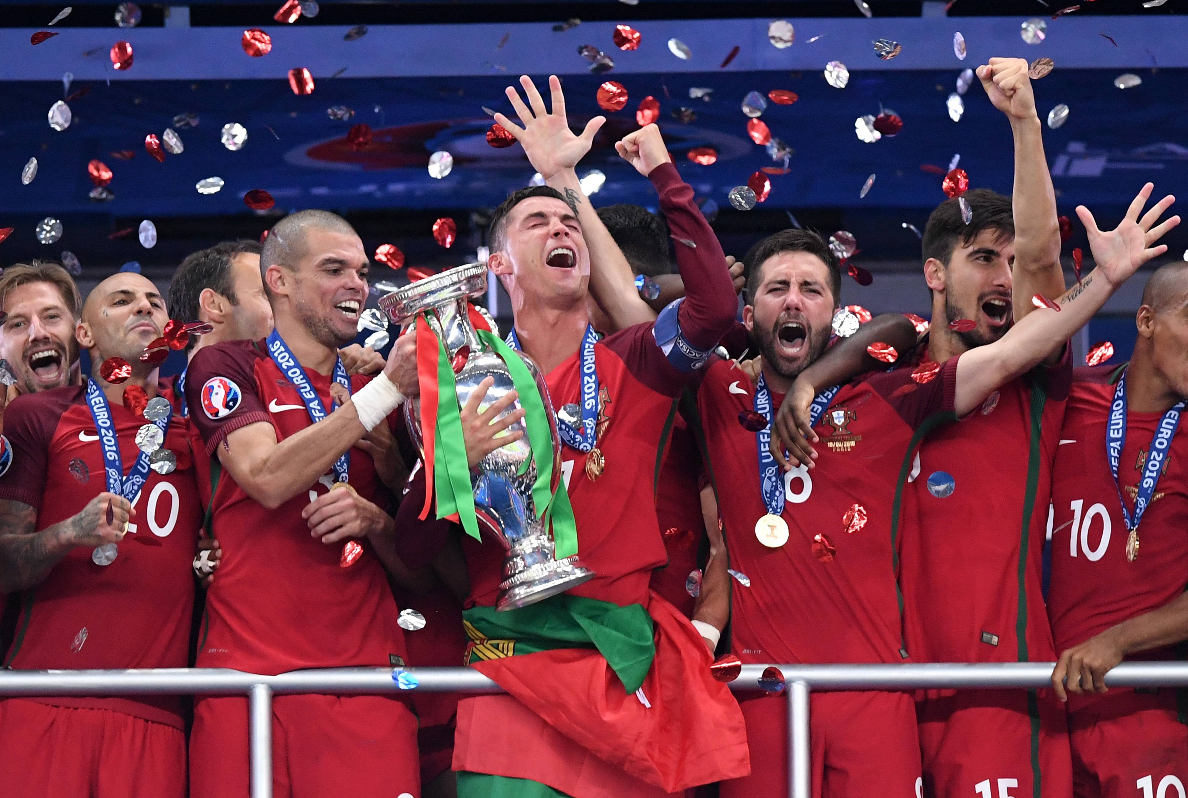 Сбылась мечта Криштиану Роналду: португалец выиграл турнир с национальной сборной. Португалия &mdash; чемпион Европы 2016 года.