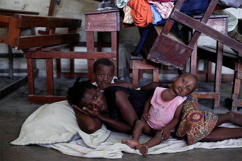 Женщина с&nbsp;двумя детьми прячется от&nbsp;урагана в&nbsp;местном лицее в&nbsp;Ле-Ке (Гаити)
