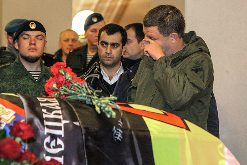 Глава ДНР Александр Захарченко (справа)&nbsp;на&nbsp;церемонии прощания