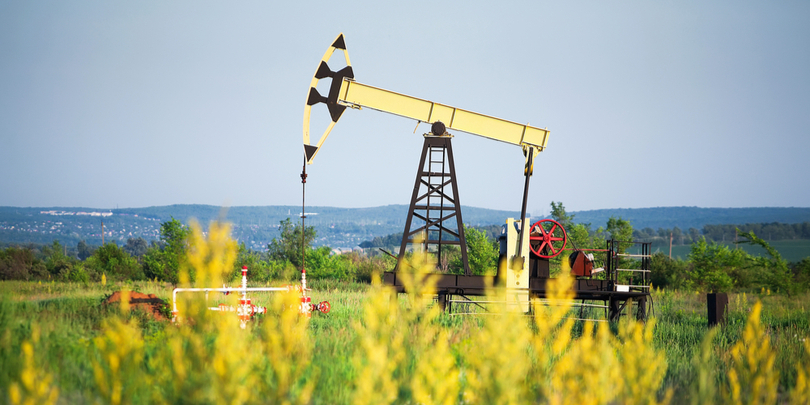 Цена нефти Brent упала ниже $99 за баррель впервые с 15 июля