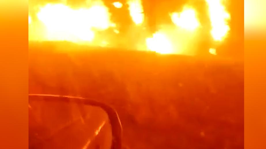 Огонь уничтожил почти 100 домов в свердловском поселке. Видео