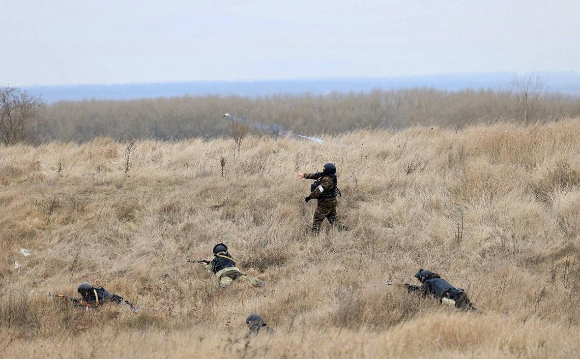 Члены батальона территориальной обороны во время боевой подготовки на границе Белгородской области