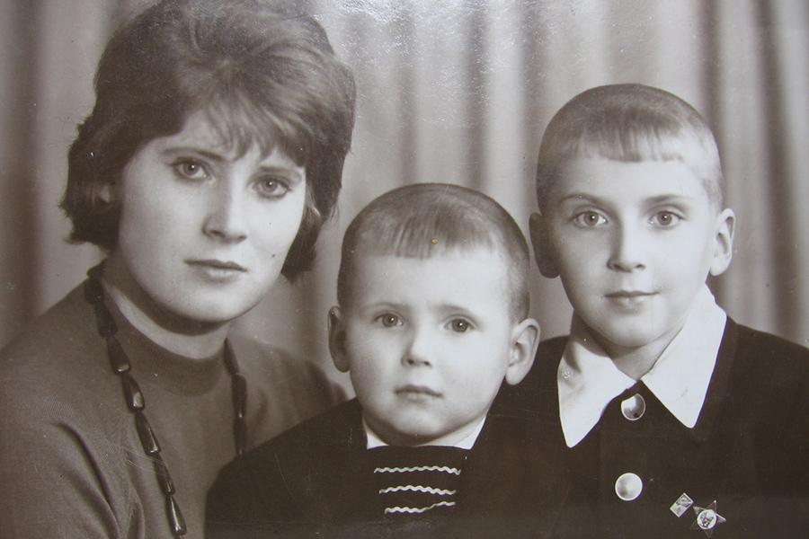 Никита Джигурда в детстве (в центре)&nbsp;с мамой и братом