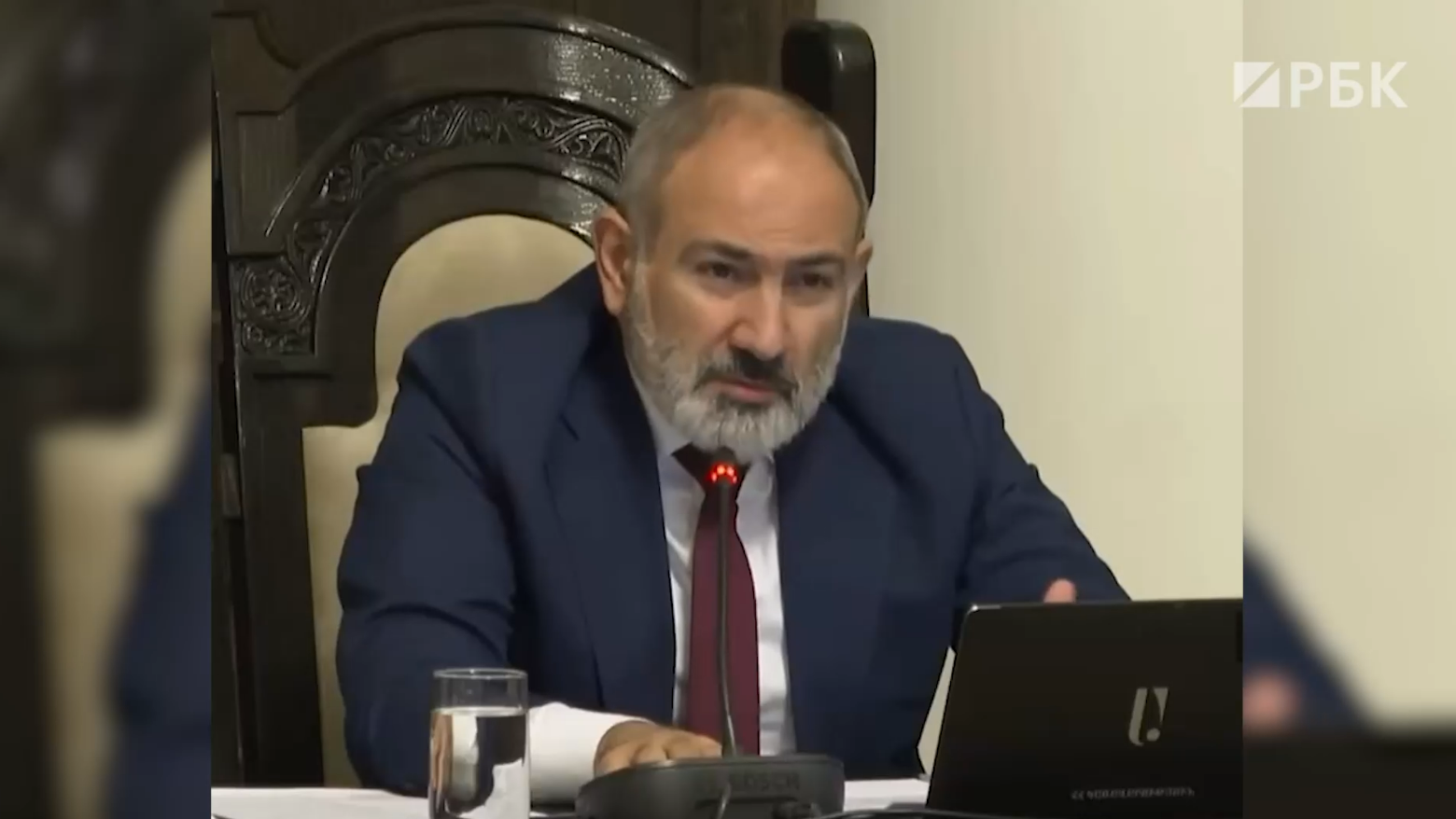 На заседании правительства Армении выключили свет. Видео