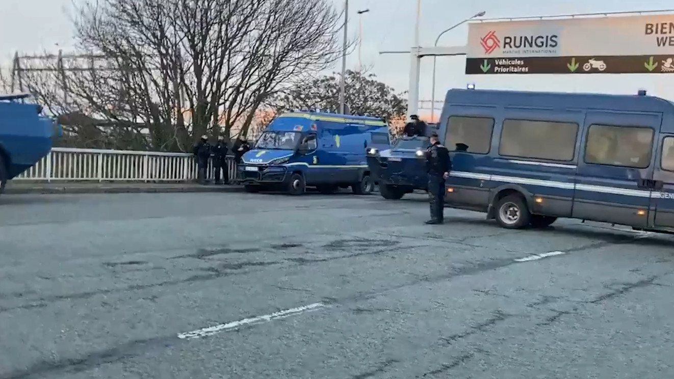 Во Франции вывели бронетранспортеры против протестующих фермеров. Видео