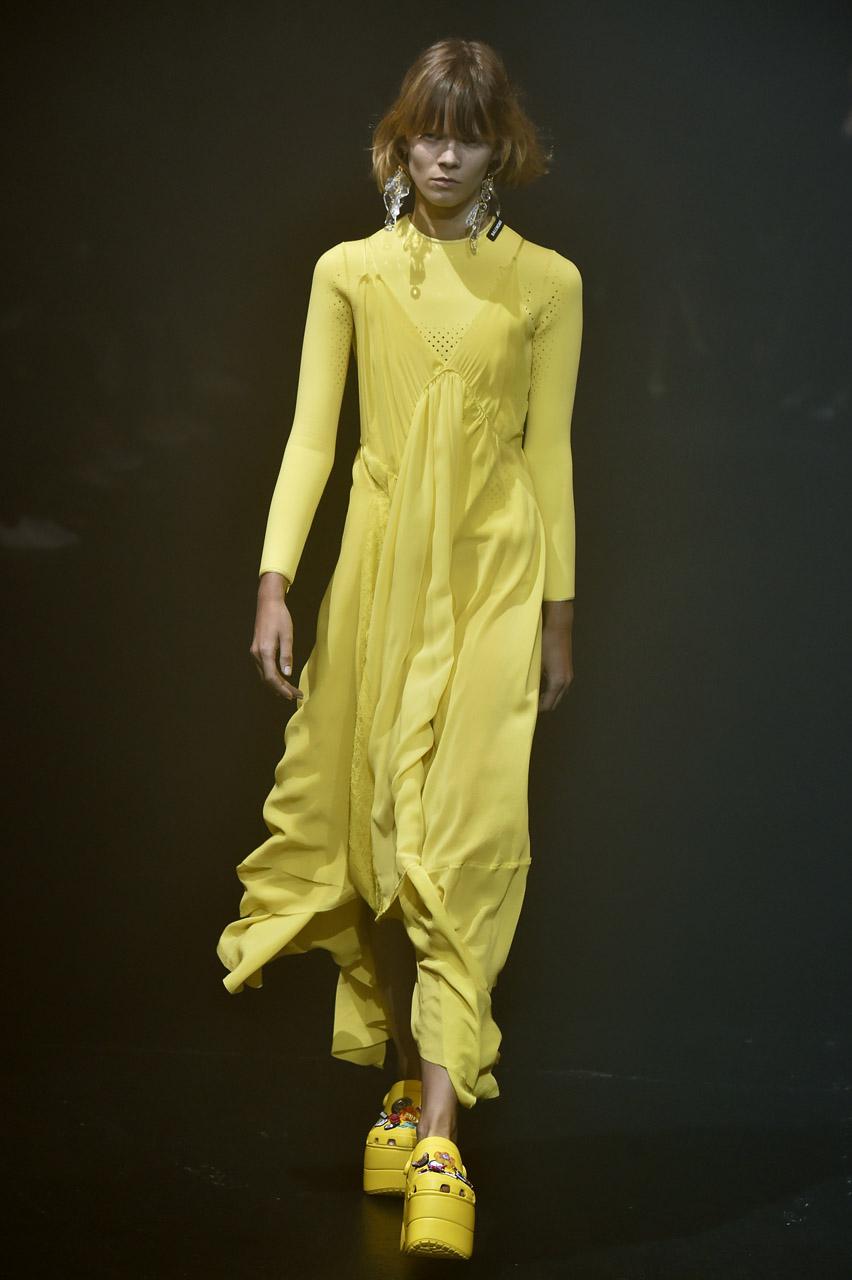 Показ коллекции Balenciaga весна-лето 2018 во время Парижской недели моды