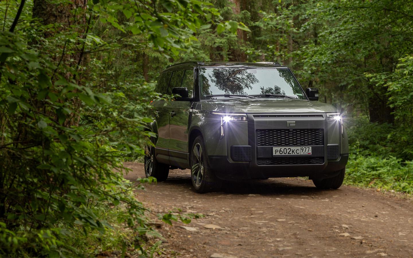 И внешне, и по габаритам Rox 01 максимально похож на &laquo;длинный&raquo; Land Rover Defender. Кстати, с учетом запасного колеса, длина модели приближается к 5,3 м