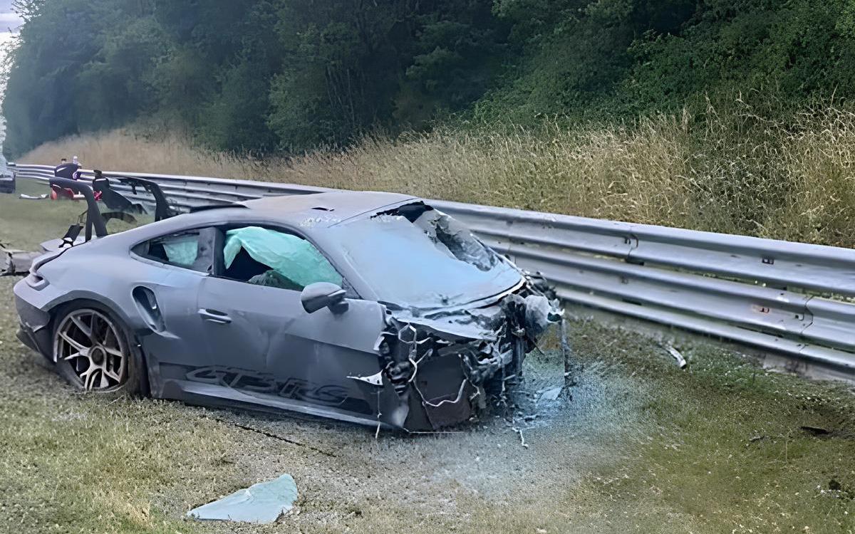На Нюрбургринге произошла ужасная авария с Porsche 911 и BMW M2. Видео