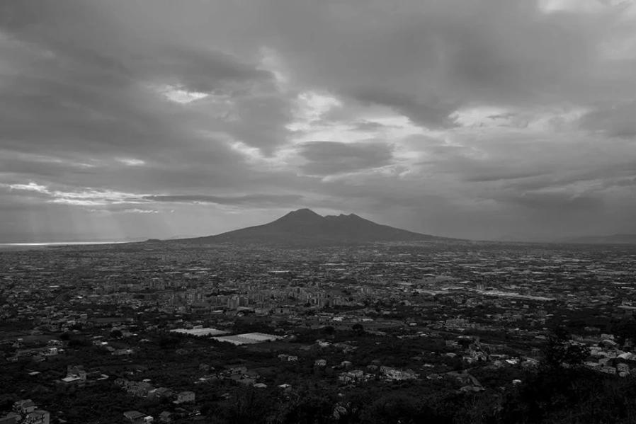 Кадр из фильма &laquo;Под облаками&raquo;