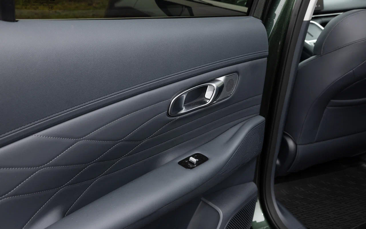 На отделке задних дверей Geely EX5 EM-i экономить не стали: поверхности мягкие, приятные на ощупь