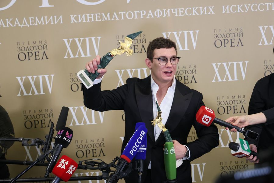 Актер Никита Кологривый получил награду в номинации &laquo;Лучшая мужская роль в кино&raquo; за фильм &laquo;Август&raquo;. Он разделил ее с коллегами по фильму, актерами Сергеем Безруковым и Павлом Табаковым. Также на премию в номинации претендовали Евгений Цыганов (&laquo;Батя-2&raquo;) и Юра Борисов (&laquo;Пророк. История Александра Пушкина&raquo;).