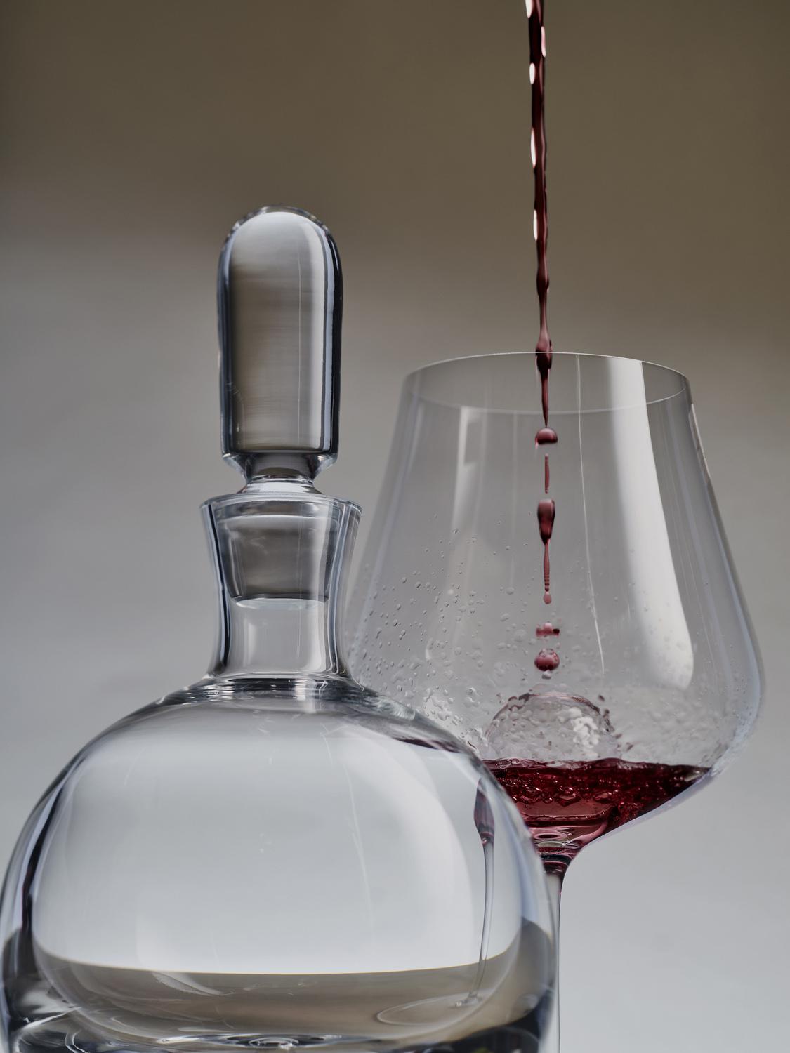 Графин из коллекции Legend, Krosno; бокал для красного вина Air Sense Burgundy, Zwiesel Glas (все &laquo;Дом Фарфора&raquo;)