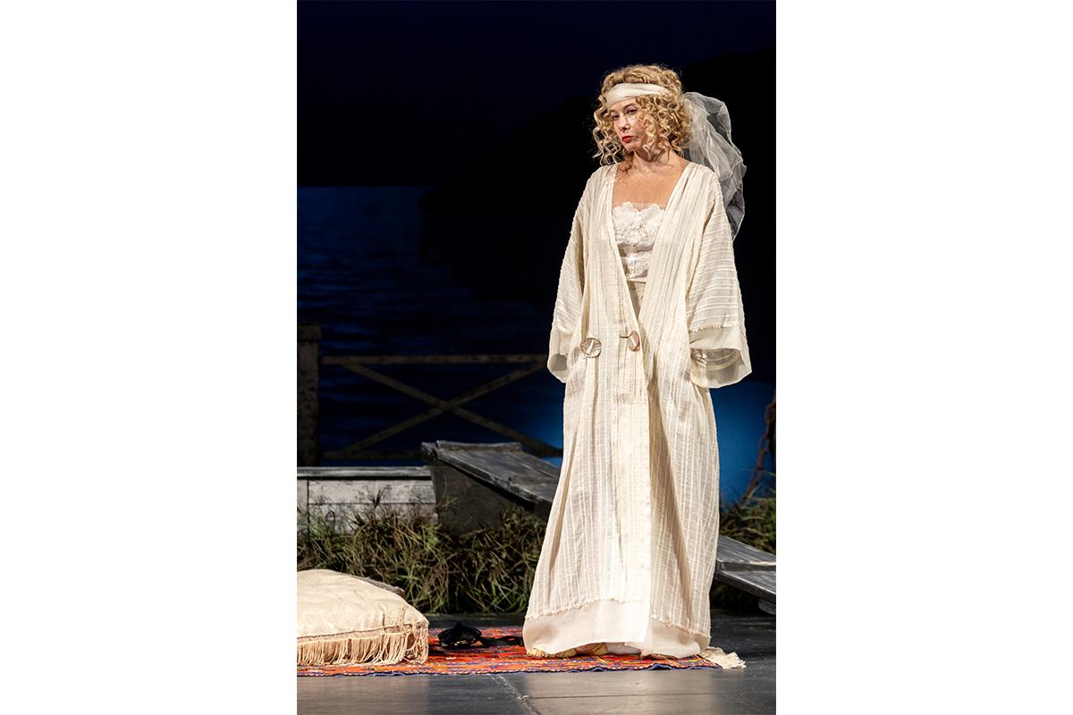 Юлия Высоцкая в спектакле «Чайка»