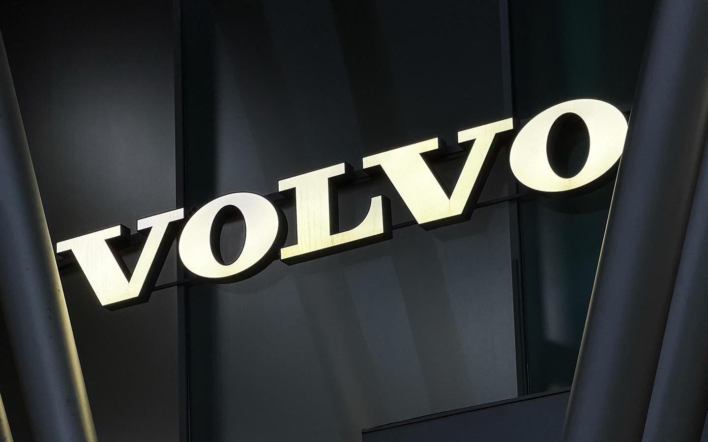 Акции Volvo рухнули до исторического минимума из-за миллиардных убытков