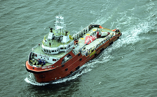 Поисково-спасательное судно Crest Onyx с останками лайнера AirAsia на палубе