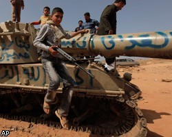 Ливийские повстанцы направили танки в родной город М.Каддафи