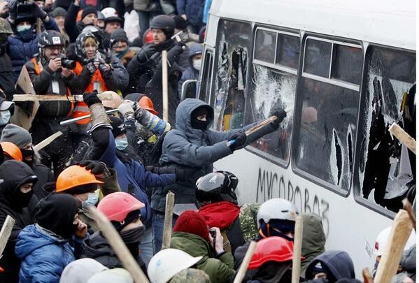 В центре Киева идут столкновения митингующих с милицией