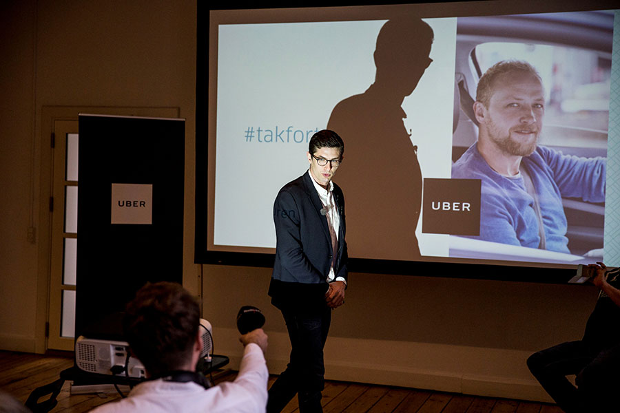 В марте 2017 года Uber объявил об уходе из Дании. Изначально у компании были проблемы с местными властями, так как водители сервиса не соответствовали требованиям к таксомоторным перевозчикам. Последней каплей послужил принятый в феврале закон, который обязал Uber устанавливать счетчики на машинах, сенсоры на сиденьях и вести видеосъемку.

На фото: пресс-секретарь датского офиса Uber Кристиан Агербу (Kristian Agerbo) во время пресс-конференции, на которой было объявлено о прекращении работы сервиса в стране.
