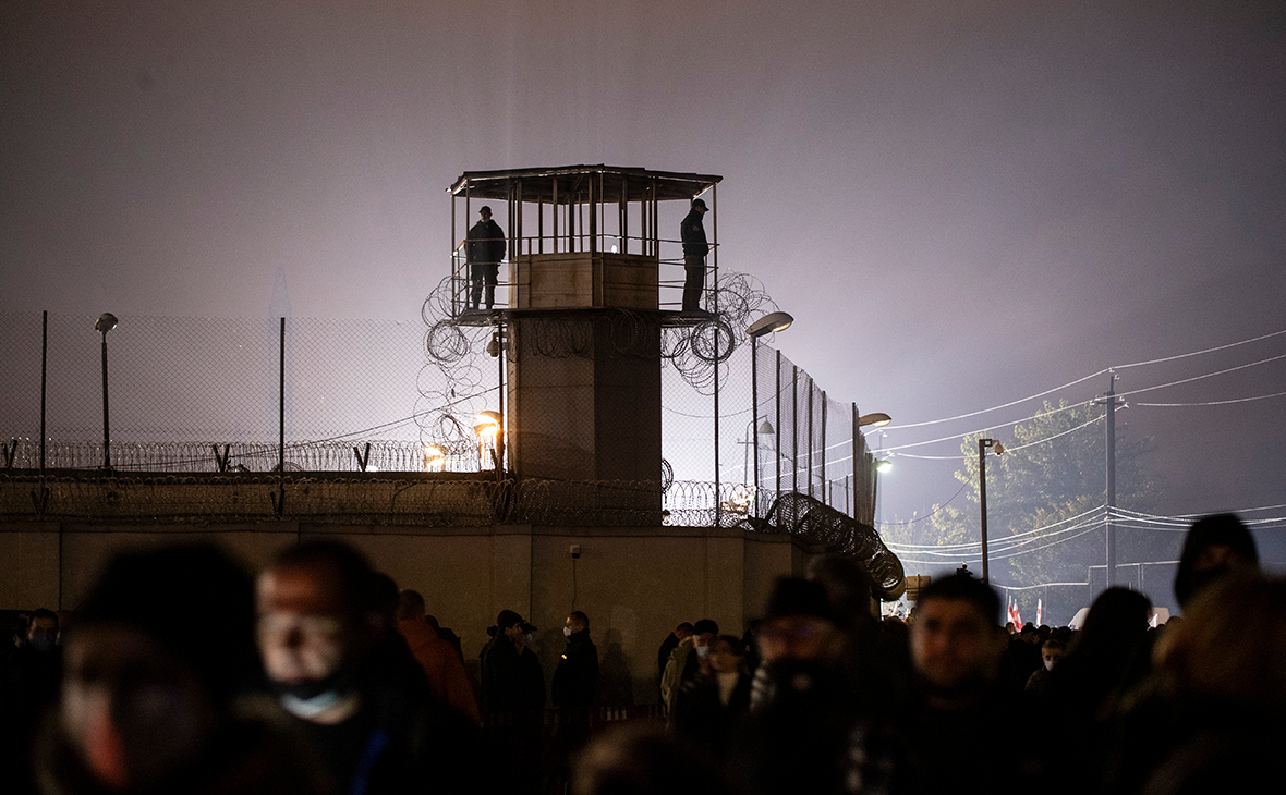 Митинг оппозиции у здания тюрьмы, где содержался Михаил Саакашвили