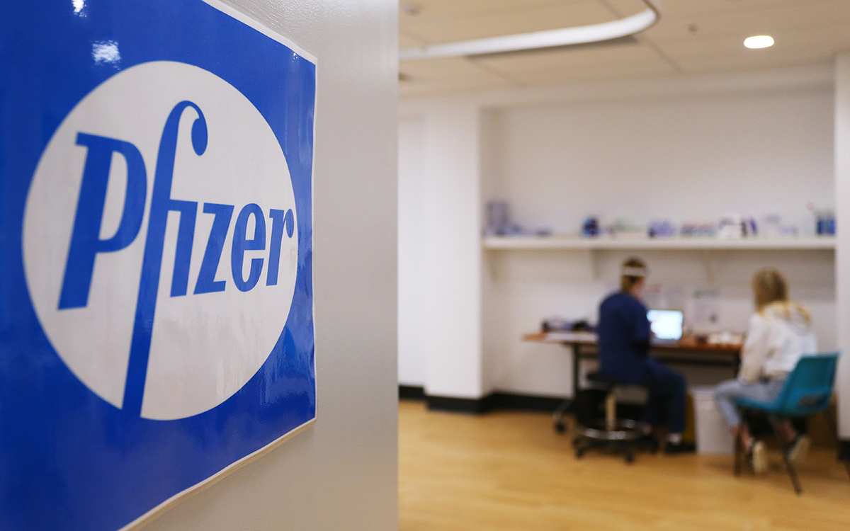 Pfizer проведет испытания нового препарата против COVID в России