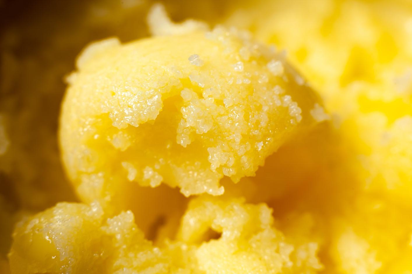 У масла гхи твердая и плотная консистенция, цвет нежно-желтый или медовый